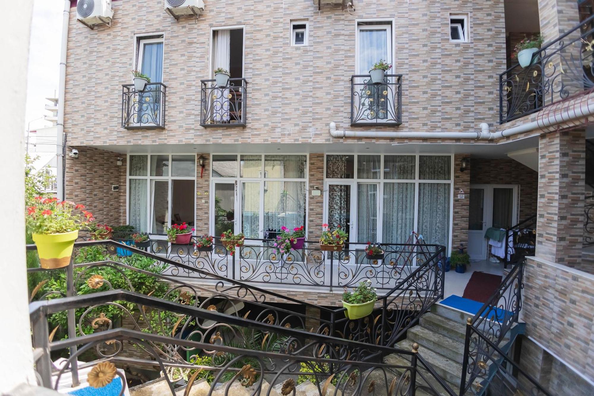 Guest House Ocean Force Batoumi Extérieur photo